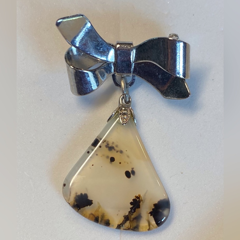 Vintage Agate With Silver Tone Bow Brooch